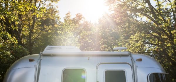 Une caravane sur un terrain