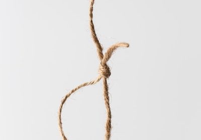 Une corde suspendue