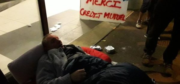 Jean-Paul Mousset couché devant le siège du Crédit Mutuel de la Mortagne-au-Perche