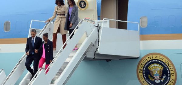 La famille Obama descendant d'avion