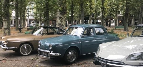 Des véhicules participant au concours Vichy élégance