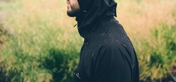Un homme avec un chasuble noir