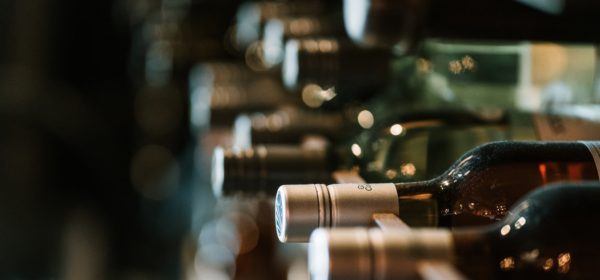 Des bouteilles de vin dans une cave.