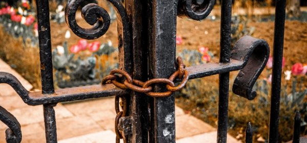 La porte d'entrée d'un cimétière.