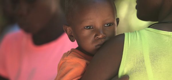 Une mère africaine portant son bébé