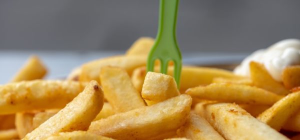 Un plat de frites.
