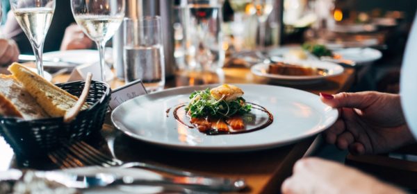Repas gastronomique et vin blanc (Crédits : Unsplash)