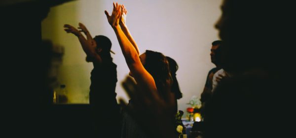 Des personnes dansant dans une discothèque.