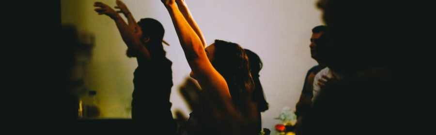 Des personnes dansant dans une discothèque.