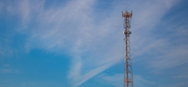 Une antenne 4G dans un ciel bleu clair.