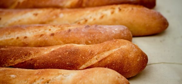 Des baguettes de pain disposées sur une table.