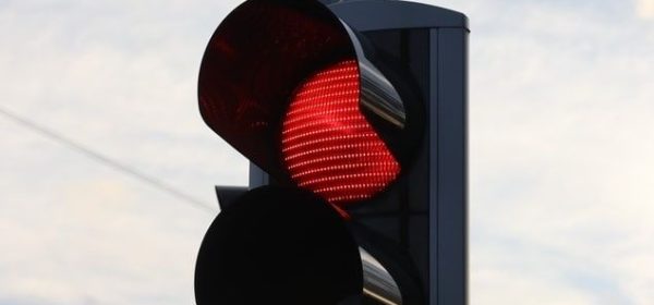 Feux tricolores passés au rouge.