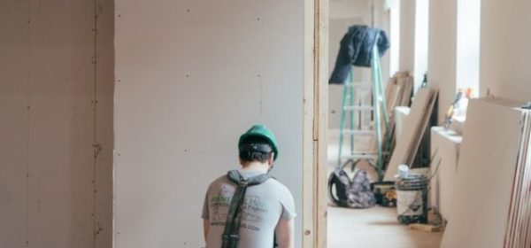 Un ouvrier renovant une maison.